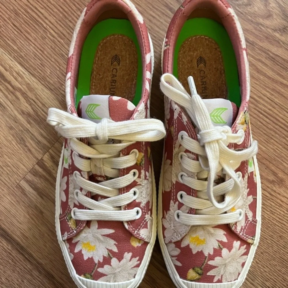 Cariuma love floral